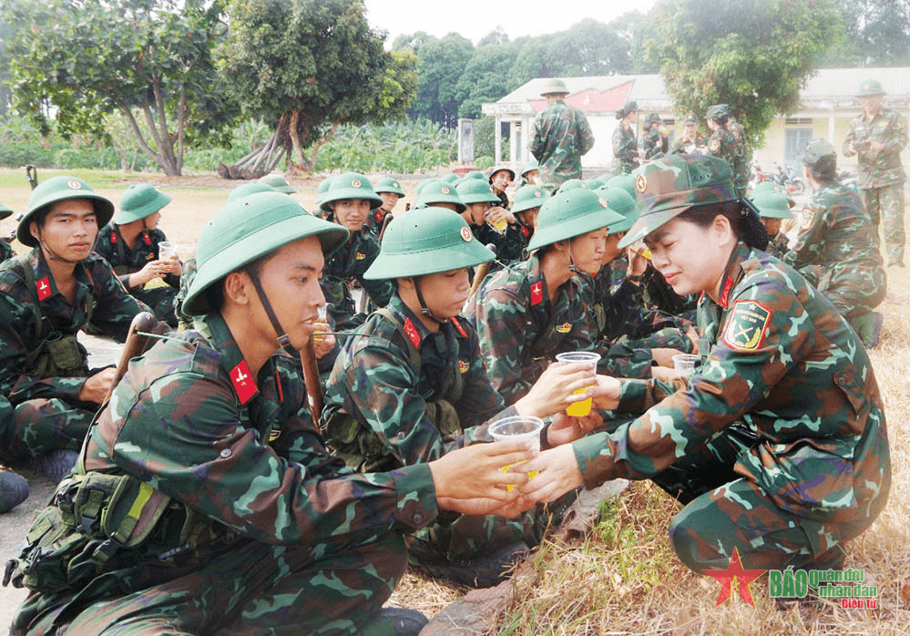 Tiếp sức chiến sĩ vượt nắng thao trường