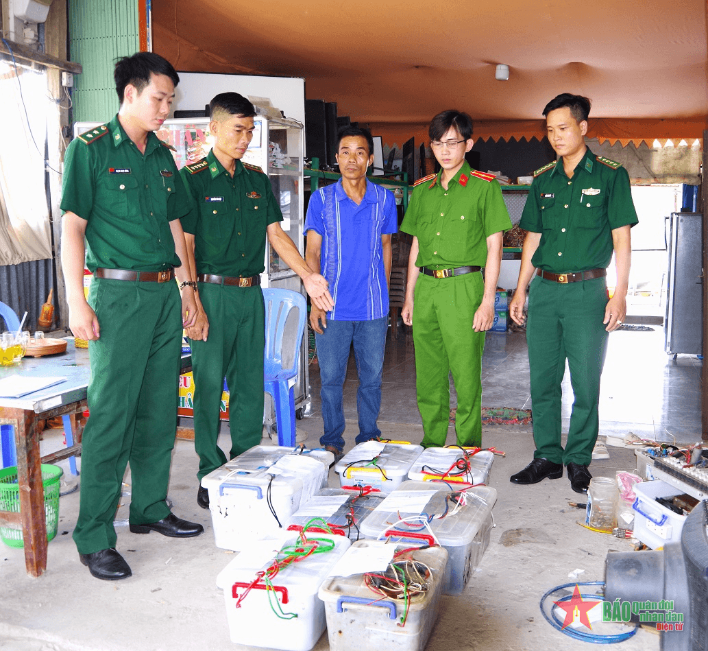 Biên phòng Cà Mau phát hiện cơ sở tàng trữ trái phép dụng cụ kích điện tự chế
