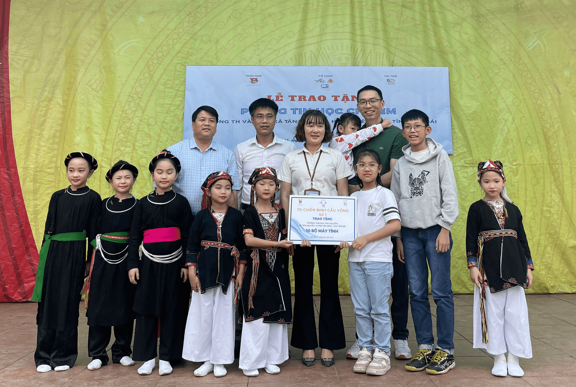 “Phòng tin học cho em” - khát vọng trao tặng máy tính đến với mọi miền