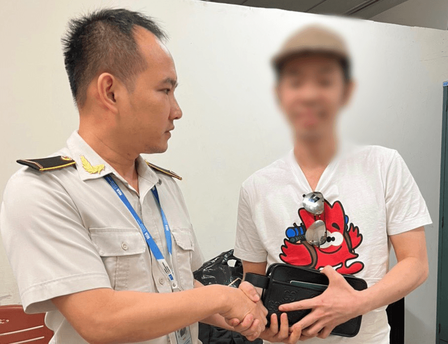 Hỗ trợ hành khách tìm lại tài sản hơn 200 triệu đồng tại sân bay Nội Bài