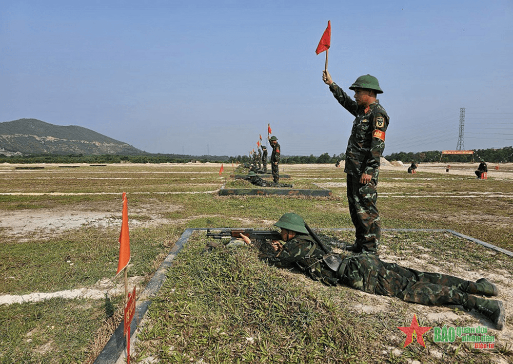 Trên thao trường thi đua "Tiếp bước chiến sĩ Điện Biên- Tiến lên giành 3 nhất"