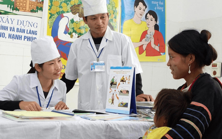 Nghiên cứu bảo đảm tiền lương, phụ cấp, chế độ đãi ngộ cho nhân lực y tế cơ sở