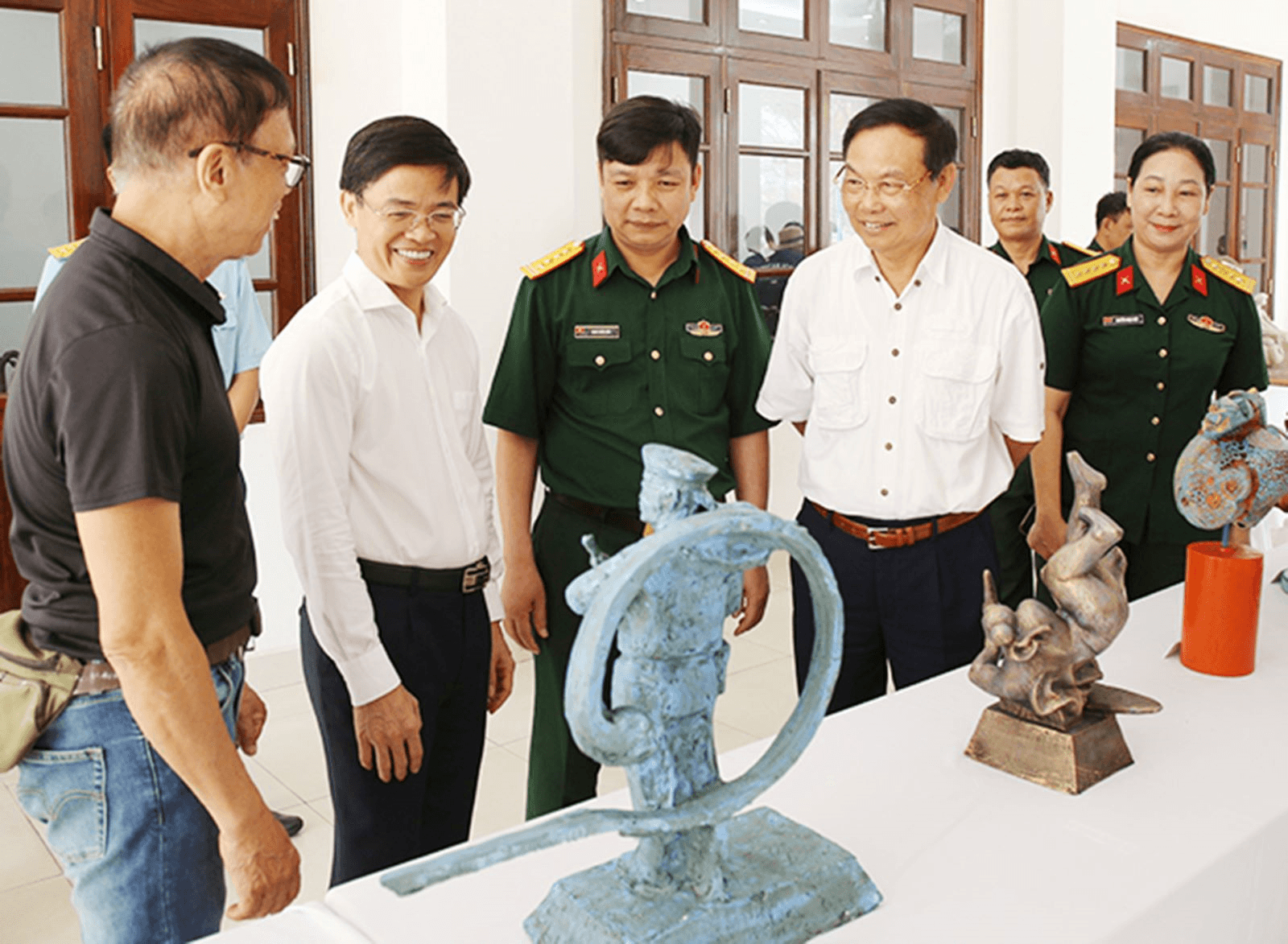 Những tác phẩm điêu khắc tinh tế về Bộ đội Cụ Hồ