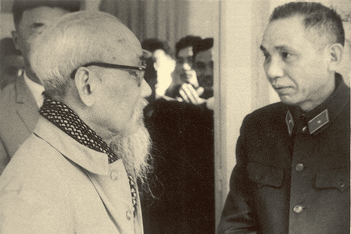 Thượng tướng Phạm Ngọc Mậu - Chính ủy Đại đoàn Công pháo 351 kiêm Chính ủy Bộ Chỉ huy kéo pháo Mặt trận Điện Biên Phủ