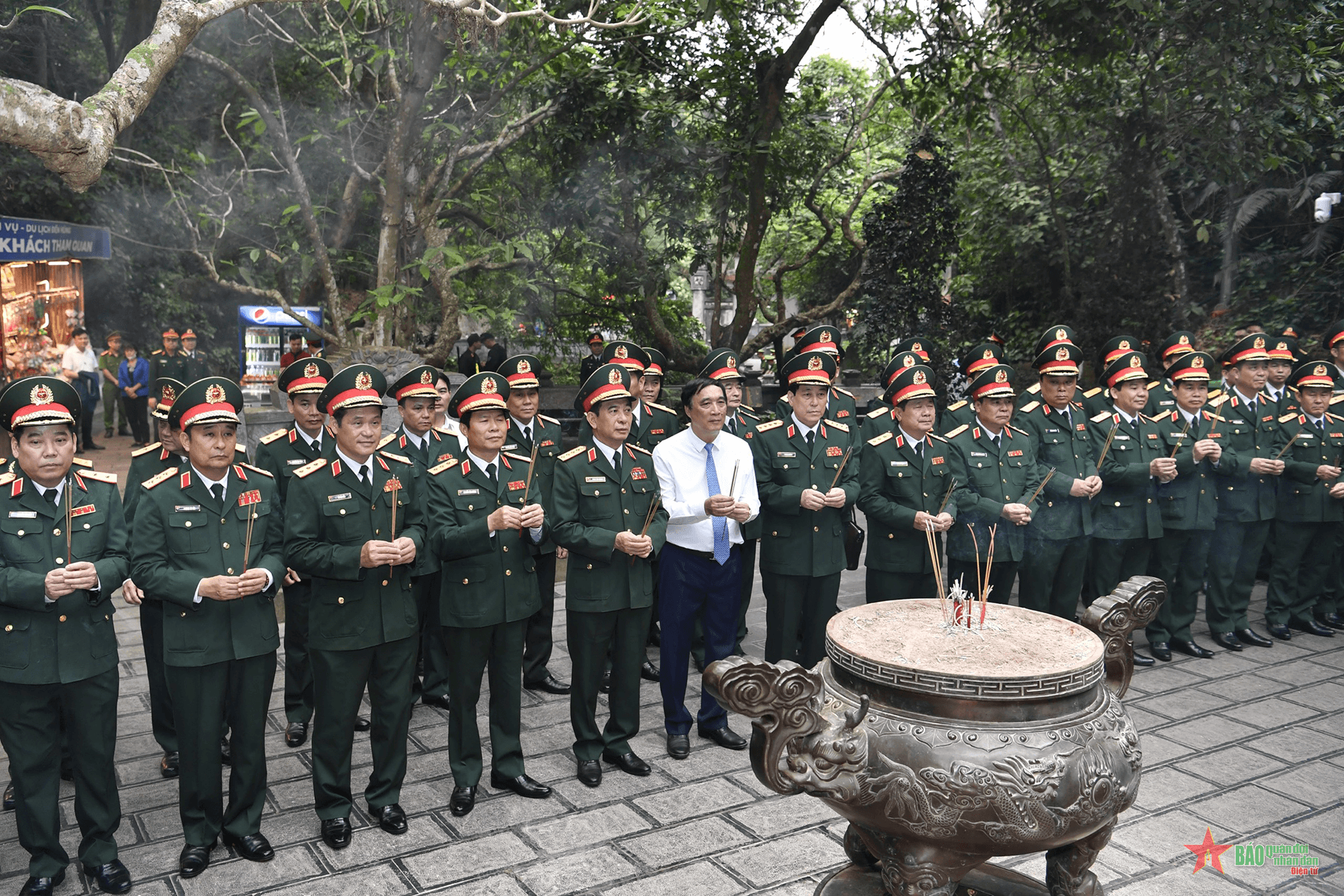 Lãnh đạo Quân ủy Trung ương, Bộ Quốc phòng dâng hương, tưởng niệm các Vua Hùng