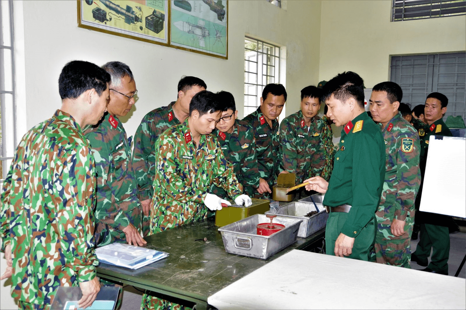Binh chủng Tăng thiết giáp tập huấn kỹ thuật ngành quân khí, vật tư