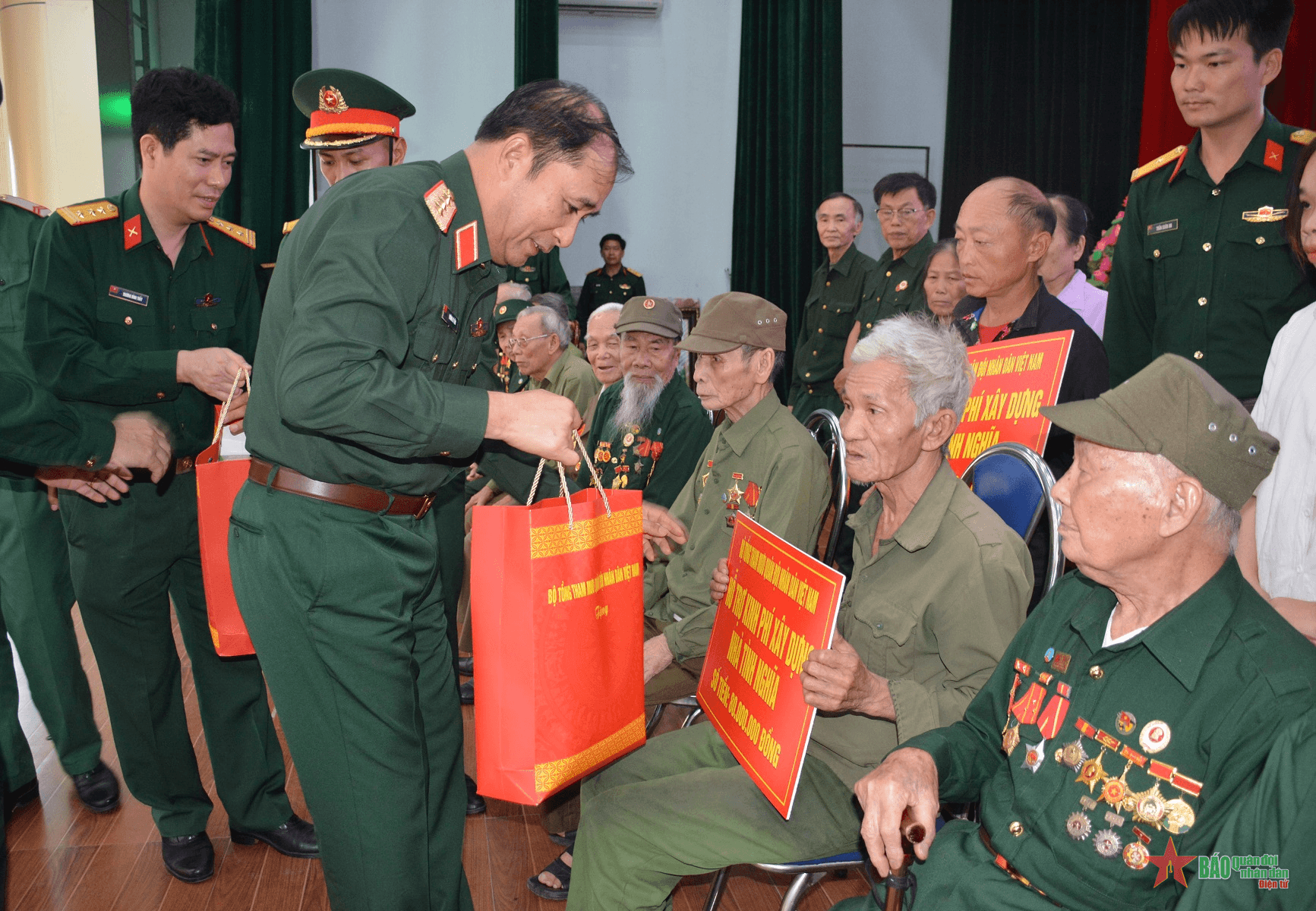Thượng tướng Phùng Sĩ Tấn trao quà tặng gia đình chính sách tại Điện Biên