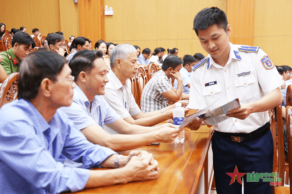 Vùng Cảnh sát biển 3 tuyên truyền pháp luật cho nhân dân TP Bà Rịa