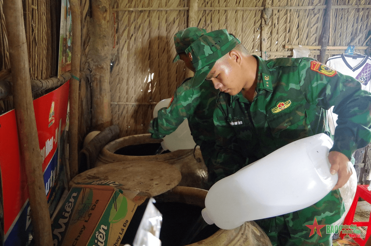 Tiền Giang: Đồn Biên phòng Tân Thành vận chuyển nước sạch cho người dân trên địa bàn