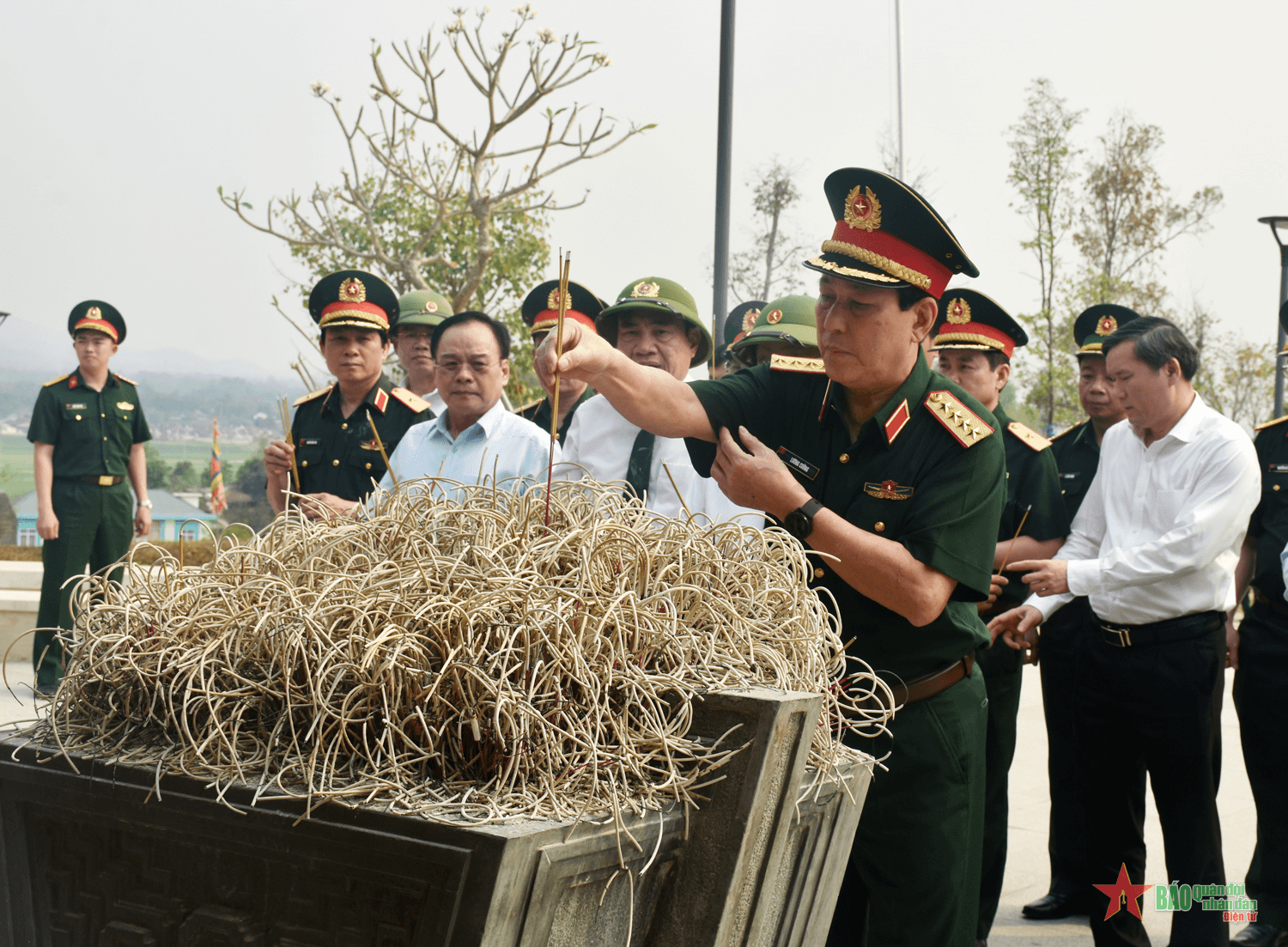 Đại tướng Lương Cường dâng hương tưởng niệm các Anh hùng liệt sĩ tại Điện Biên