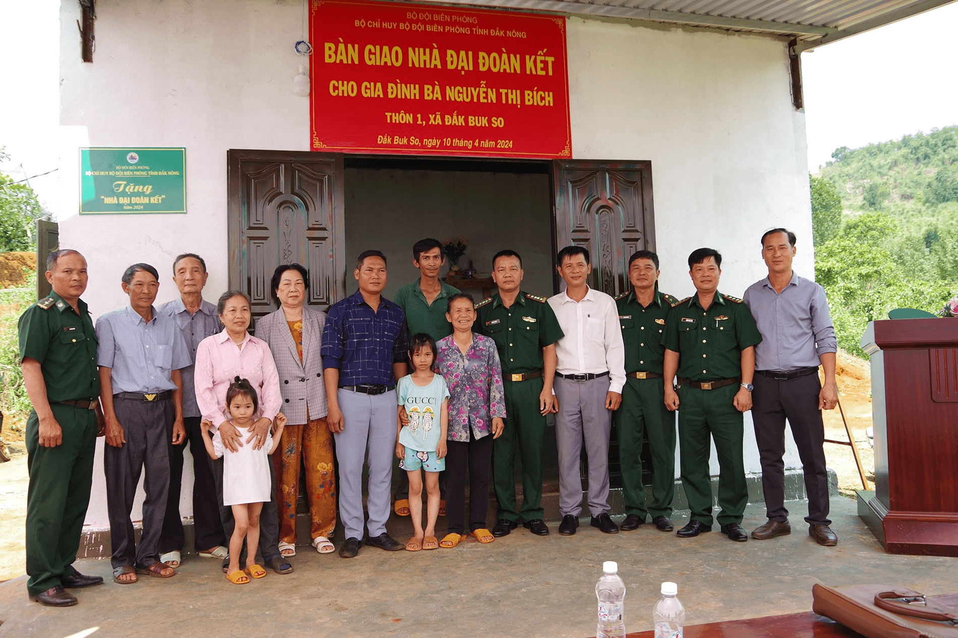 Bộ đội Biên phòng tỉnh Đắk Nông trao tặng 2 căn “Nhà đại đoàn kết”