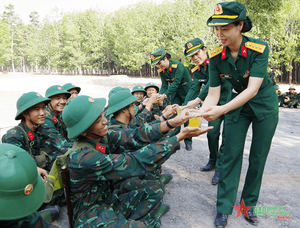 Vơi bớt mệt nhọc trên thao trường nắng lửa