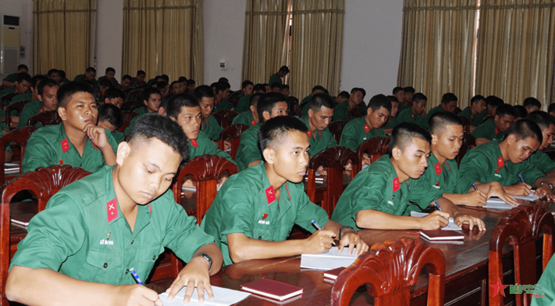 Sư đoàn 5 (Quân khu 7) phối hợp phổ biến, giáo dục pháp luật cho chiến sĩ mới