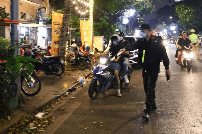 Công an TP Hà Nội xử lý gần 100 trường hợp vi phạm trật tự, an toàn giao thông dịp cuối tuần