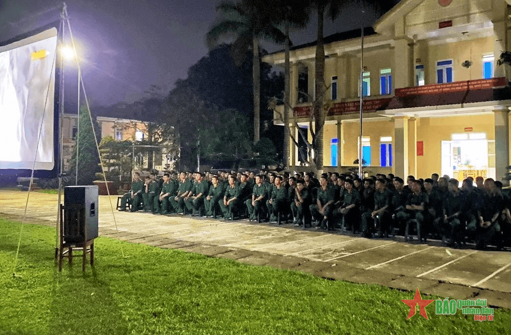 Niềm vui chiến sĩ mới khi xem phim màn ảnh rộng