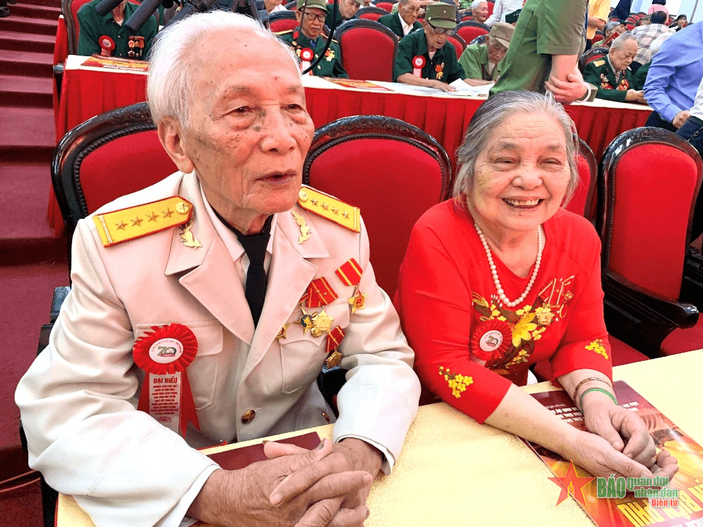 Bộ đội, dân công bén duyên ở Điện Biên Phủ
