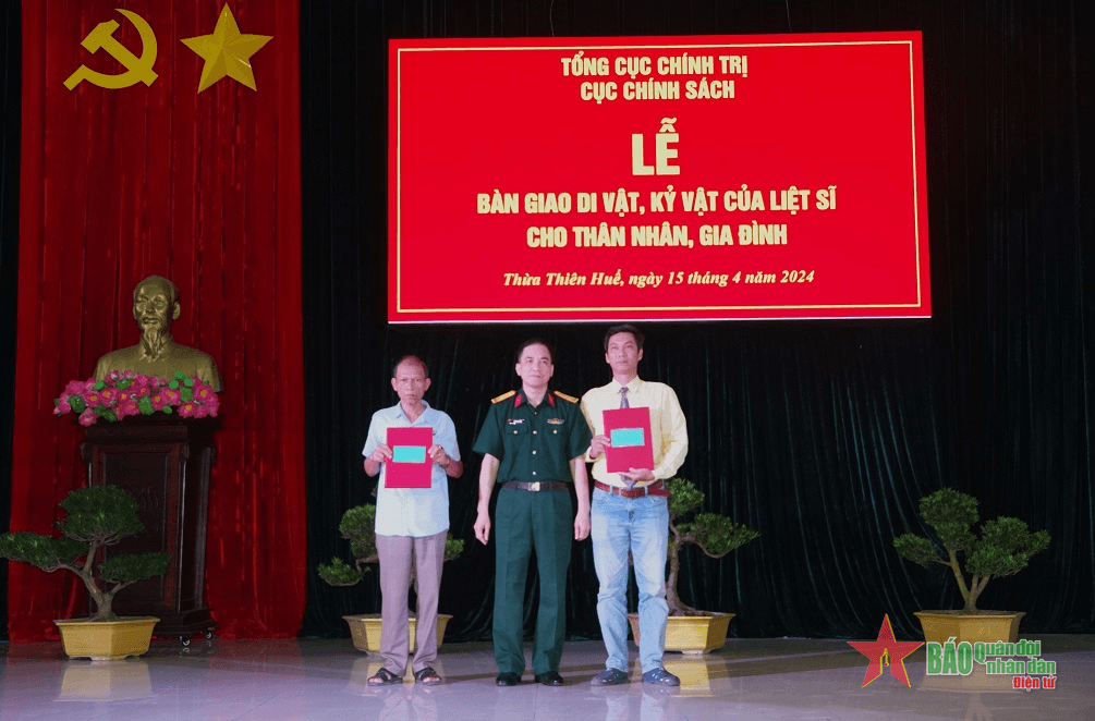 Bàn giao di vật, kỷ vật của liệt sĩ cho thân nhân tại Thừa Thiên Huế