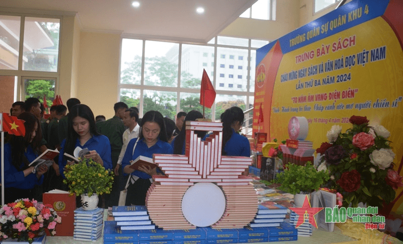 Cục Chính trị Quân khu 4 và Đại học Vinh mít tinh hưởng ứng Ngày sách và văn hóa đọc Việt Nam năm 2024