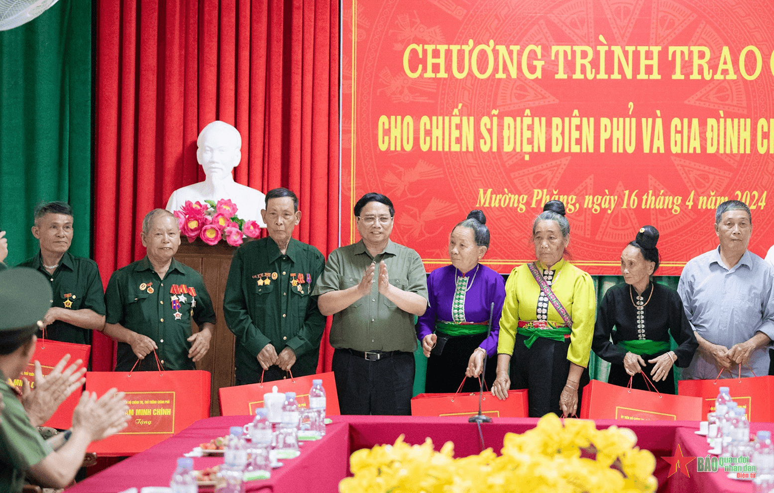 Thủ tướng Phạm Minh Chính tặng quà chiến sĩ Điện Biên, gia đình chính sách của tỉnh Điện Biên