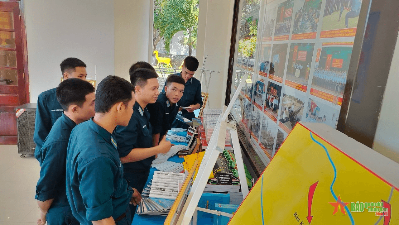 Sư đoàn 377 tổ chức Chương trình “Không gian văn hóa sách và người chiến sĩ canh trời”