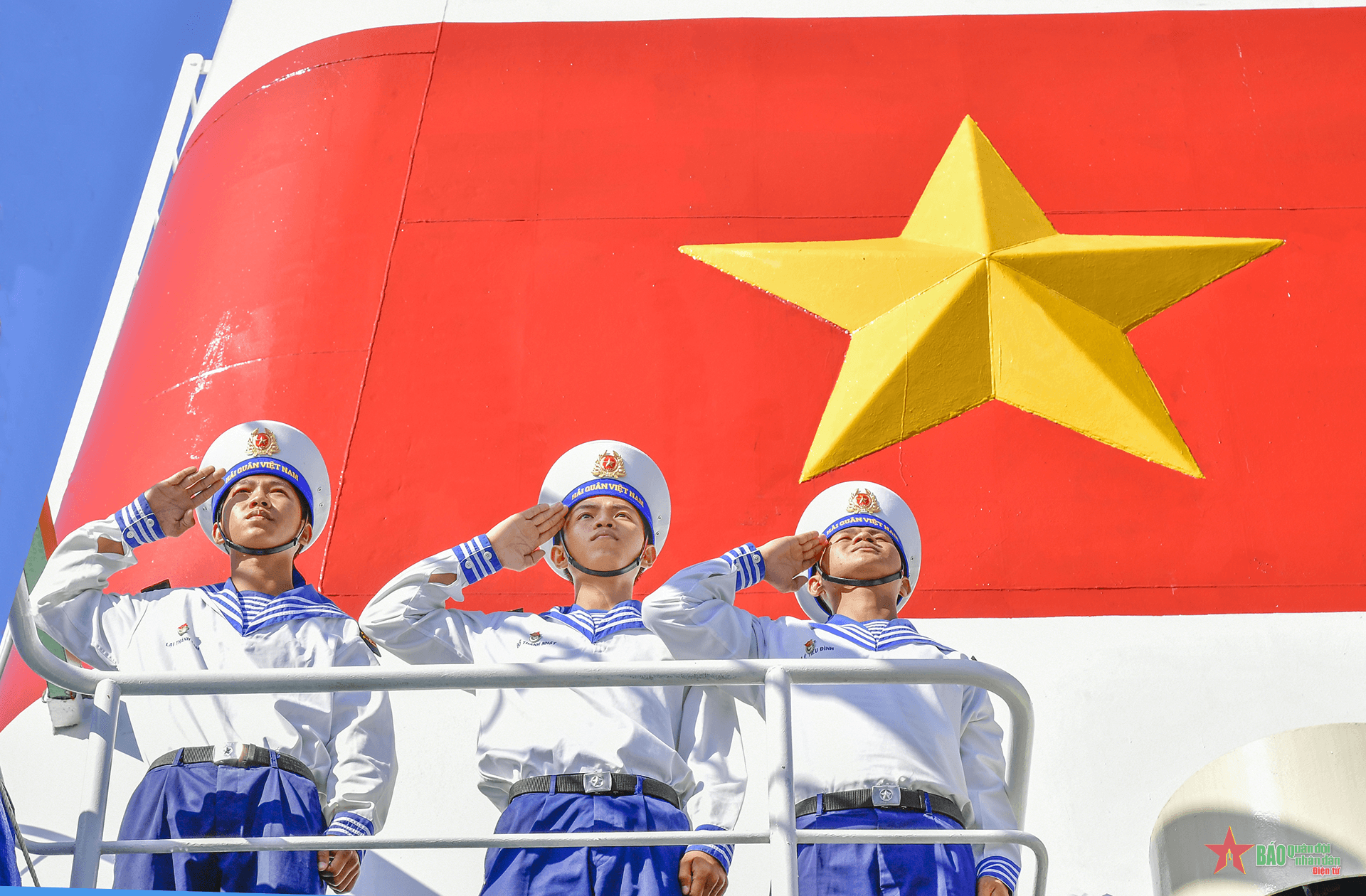 Thiêng liêng cờ Tổ quốc