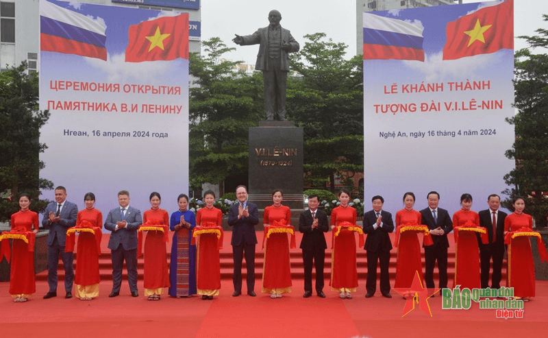 Khánh thành Tượng đài  V.I.Lênin tại Nghệ An