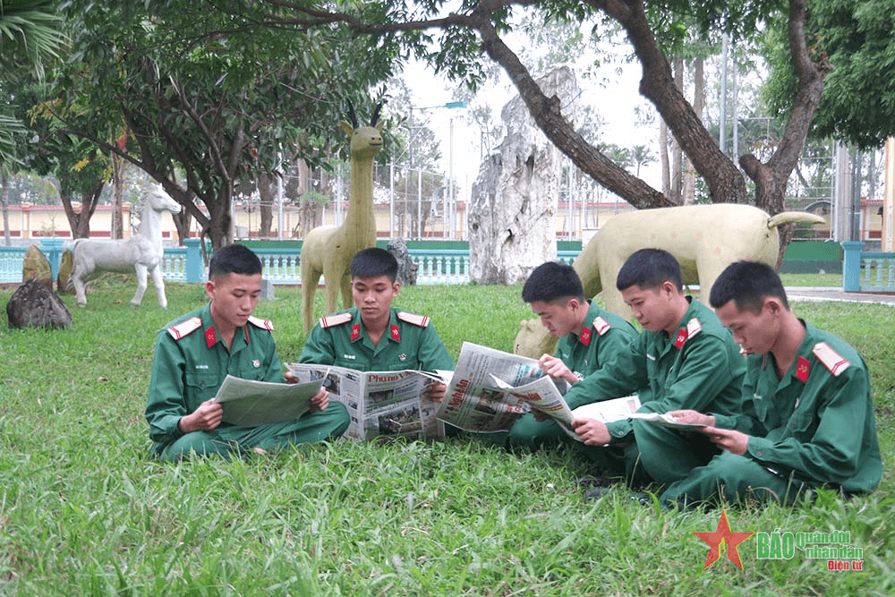 Như người thầy, người bạn của bộ đội