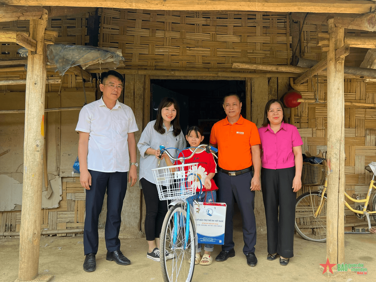 Hơn 110 triệu đồng hỗ trợ xây nhà, trao học bổng, tặng quà học sinh khó khăn tại Cao Bằng