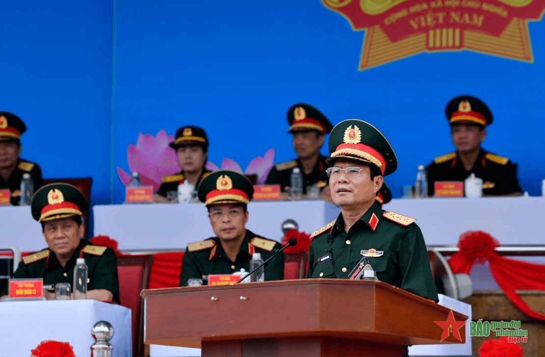 Thượng tướng Nguyễn Tân Cương kiểm tra hợp luyện các lực lượng diễu binh, diễu hành phục vụ lễ kỷ niệm 70 năm Chiến thắng Điện Biên Phủ