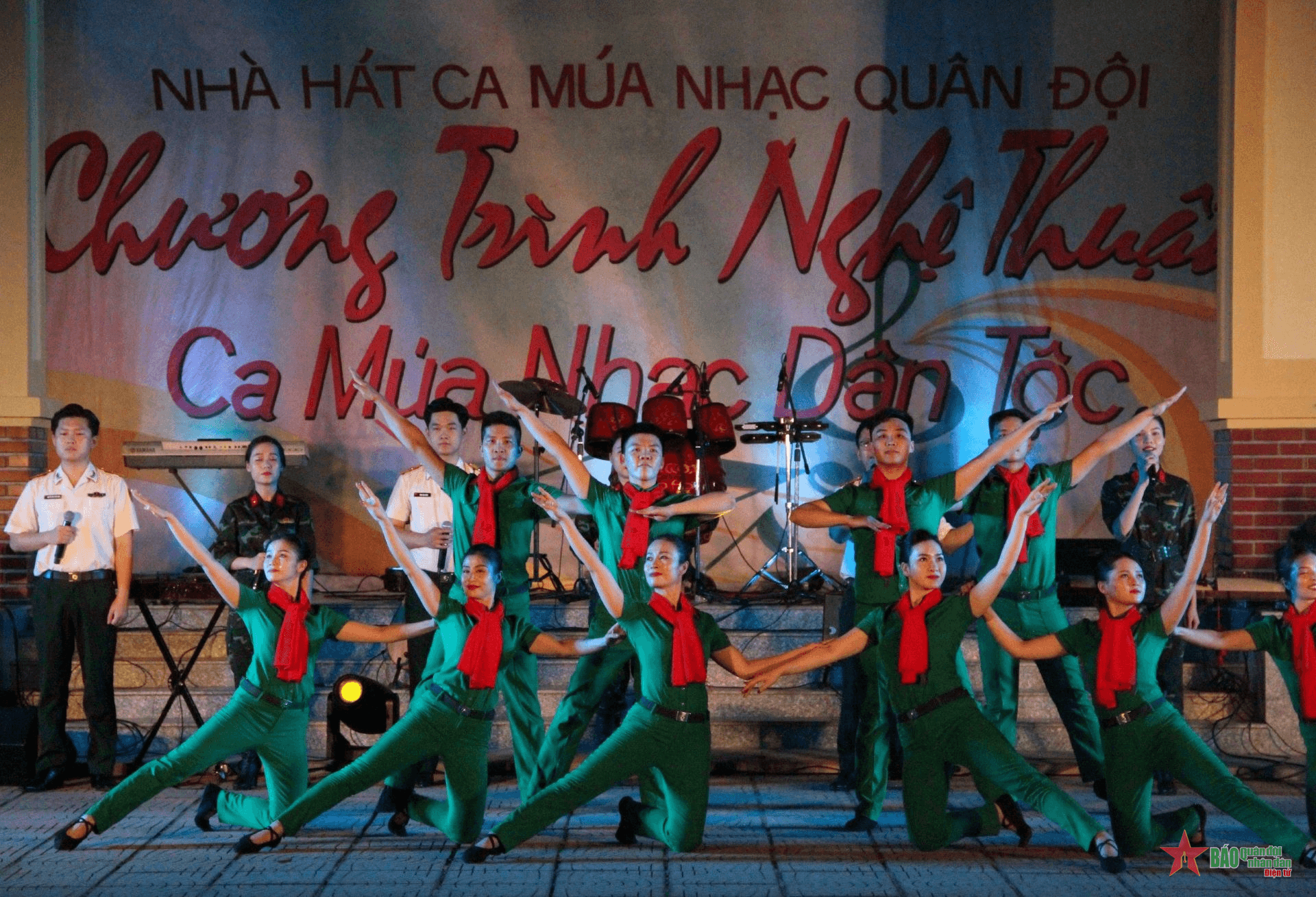 Bộ đội và bà con các dân tộc tỉnh Lào Cai, Yên Bái hát cùng nghệ sĩ