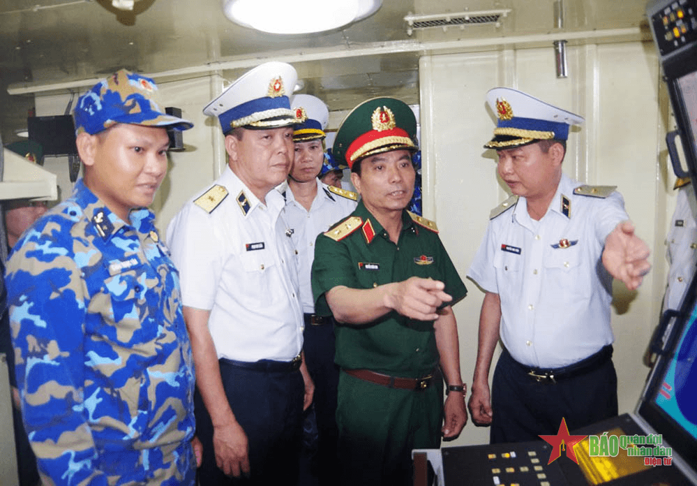 Trung tướng Nguyễn Doãn Anh kiểm tra công tác sẵn sàng chiến đấu tại Vùng 2 Hải quân