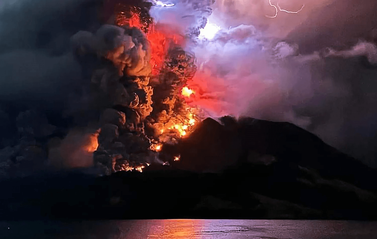 Hàng nghìn người Indonesia sơ tán vì núi lửa phun trào