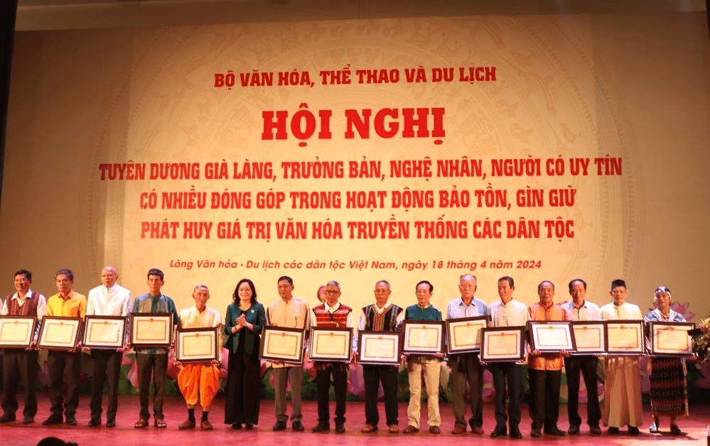 Tuyên dương già làng, trưởng bản các dân tộc