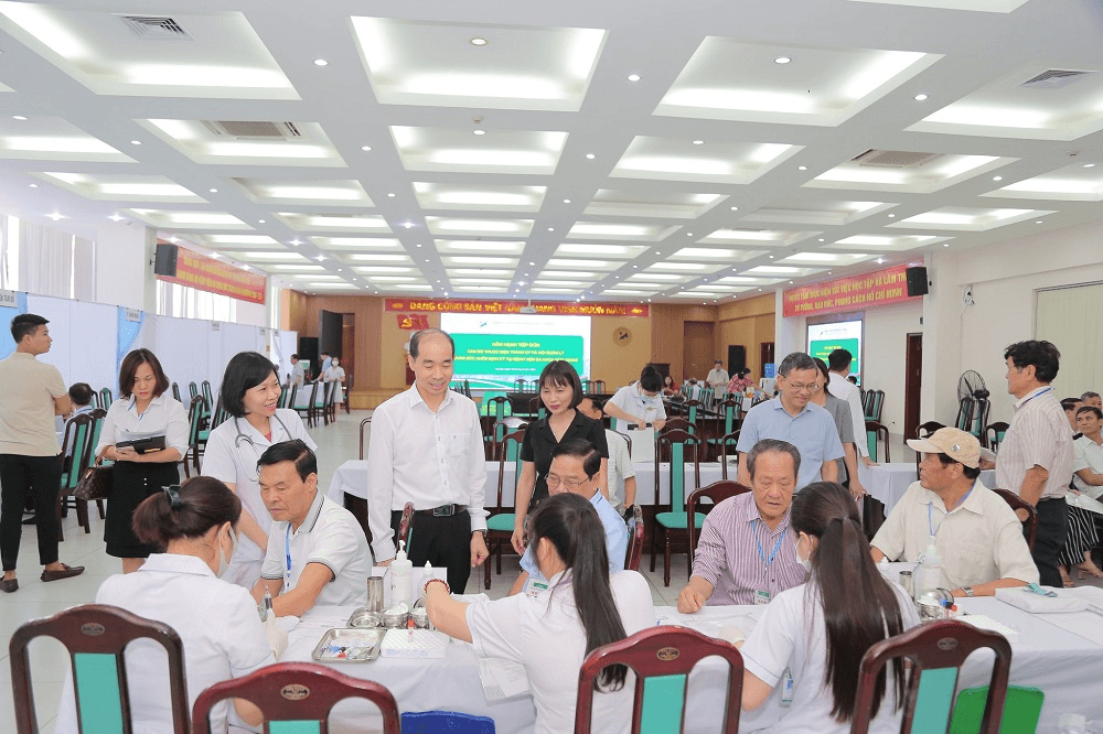 Bệnh viện Đa khoa Đức Giang khám sức khỏe cho các cán bộ lão thành