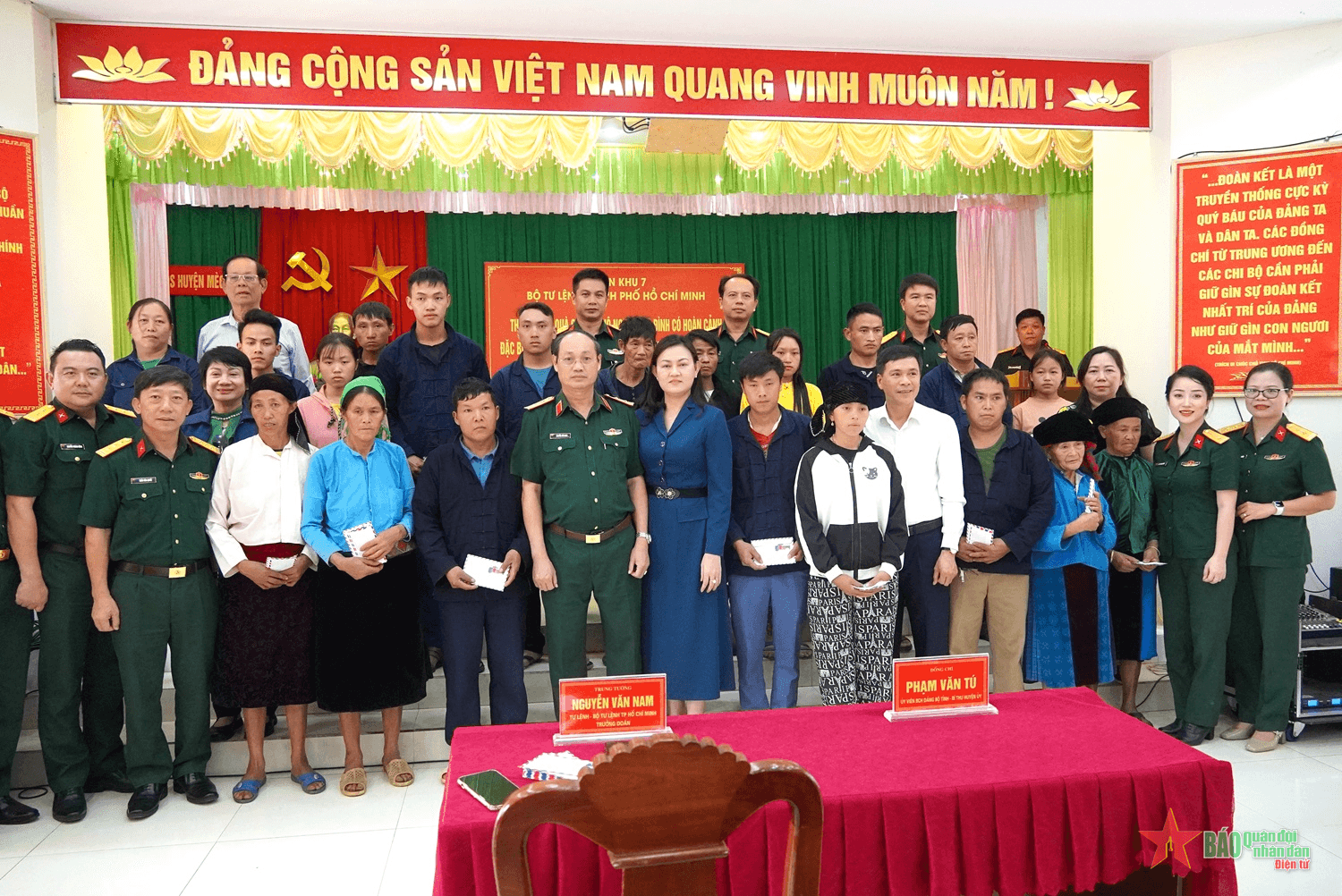 Trao tặng kinh phí xây dựng “Nhà đồng đội”, tặng quà hộ nghèo tỉnh Hà Giang