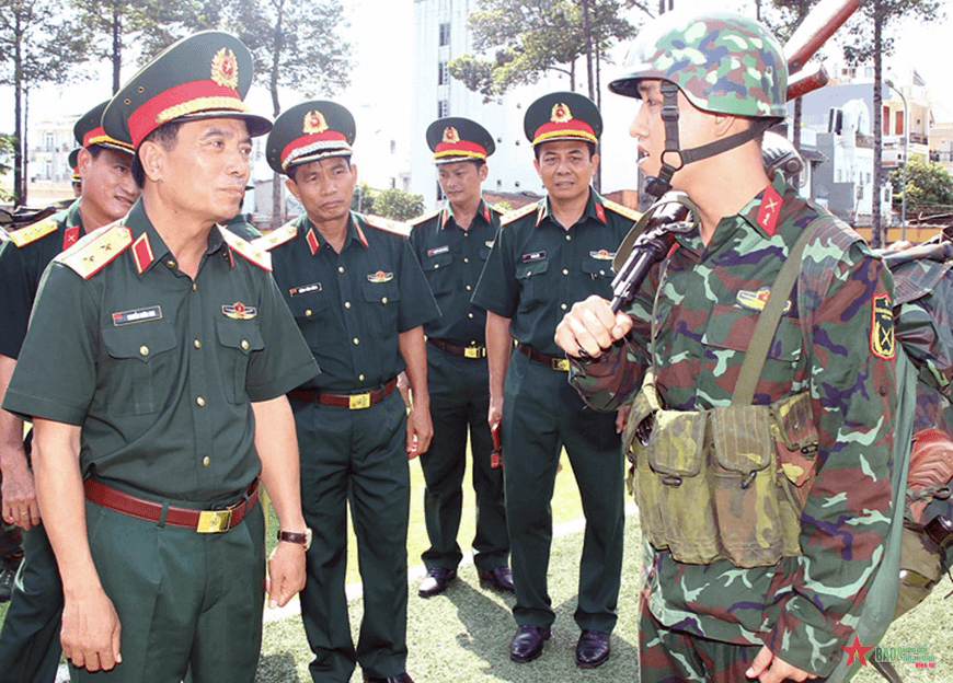 Trung tướng Nguyễn Doãn Anh kiểm tra sẵn sàng chiến đấu tại Trung đoàn Gia Định