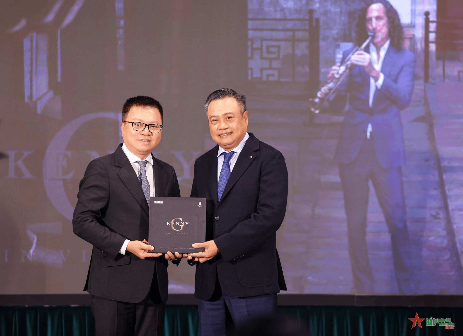 Hà Nội, Việt Nam đẹp cùng tiếng kèn Saxophone của Kenny G