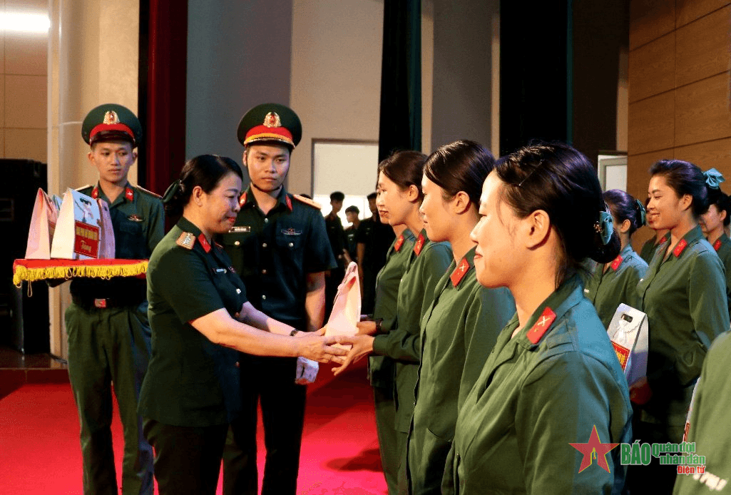 Ban Phụ nữ Quân đội thăm, tặng quà nữ chiến sĩ mới tham gia huấn luyện tại Trung đoàn 692
