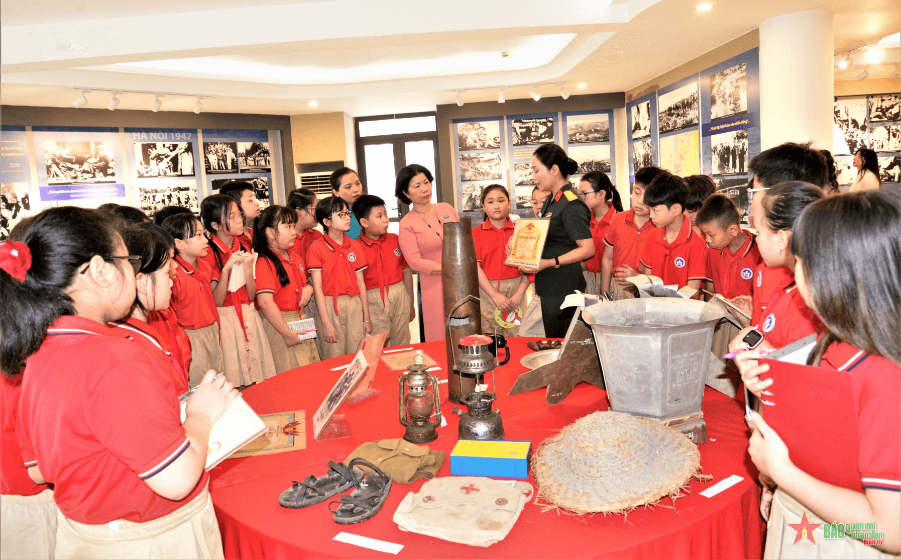 Khai mạc Triển lãm “Từ Điện Biên Phủ năm 1954 đến Hà Nội-Điện Biên Phủ trên không năm 1972”
