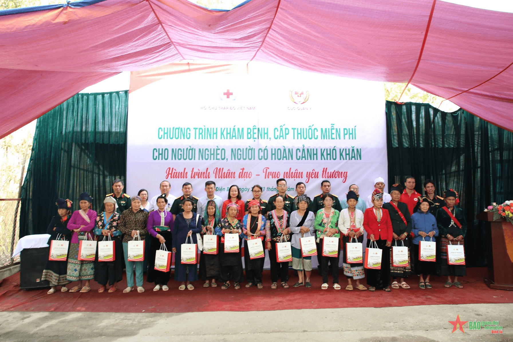 Tổng cục Hậu cần khám bệnh cho nhân dân tại tỉnh Điện Biên