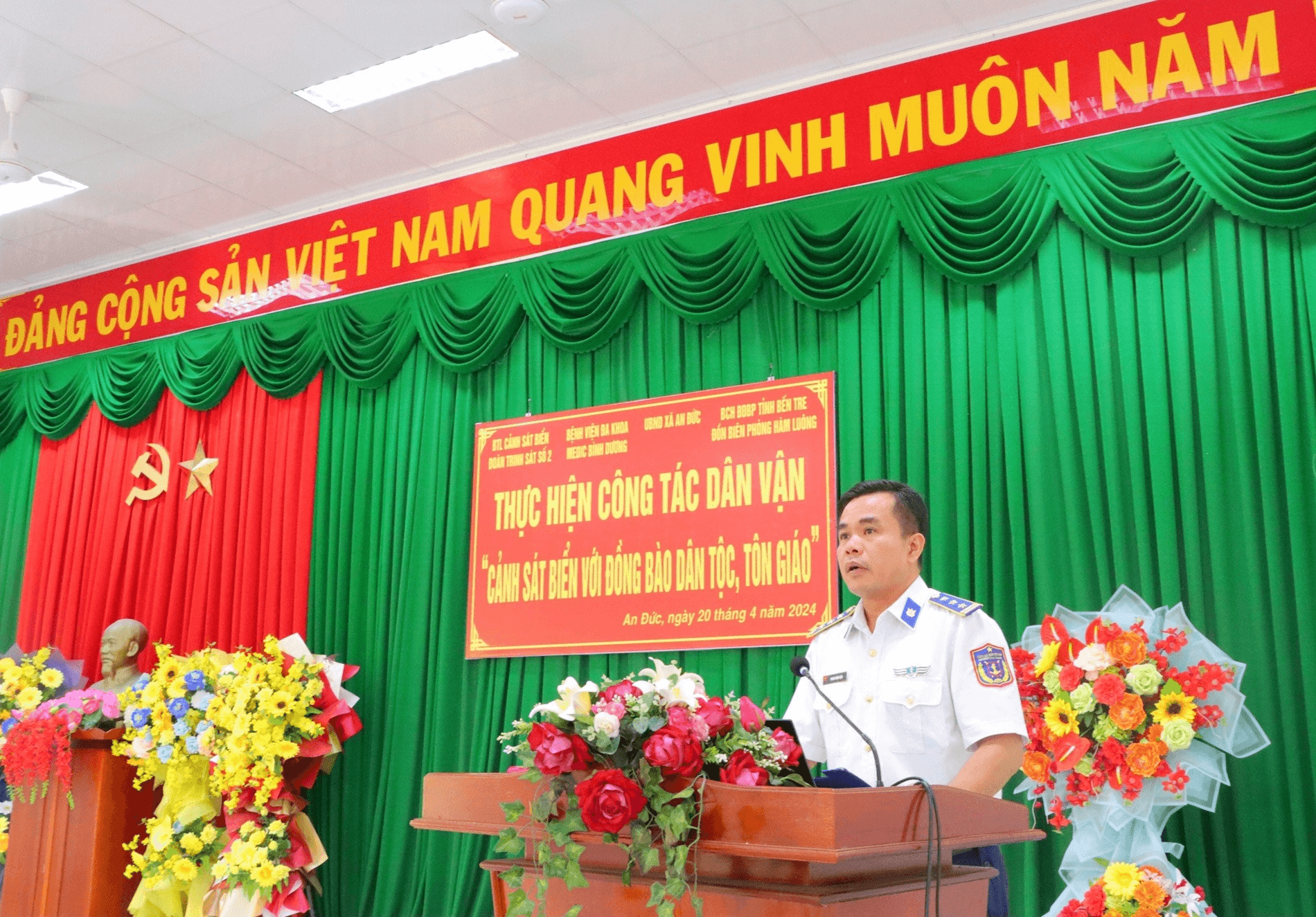 Cảnh sát biển với đồng bào dân tộc, tôn giáo tại Bến Tre và Tiền Giang