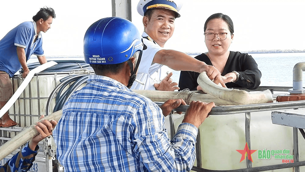 Hải đoàn 129 cấp nước ngọt hỗ trợ người dân Bình Đại (Bến Tre)