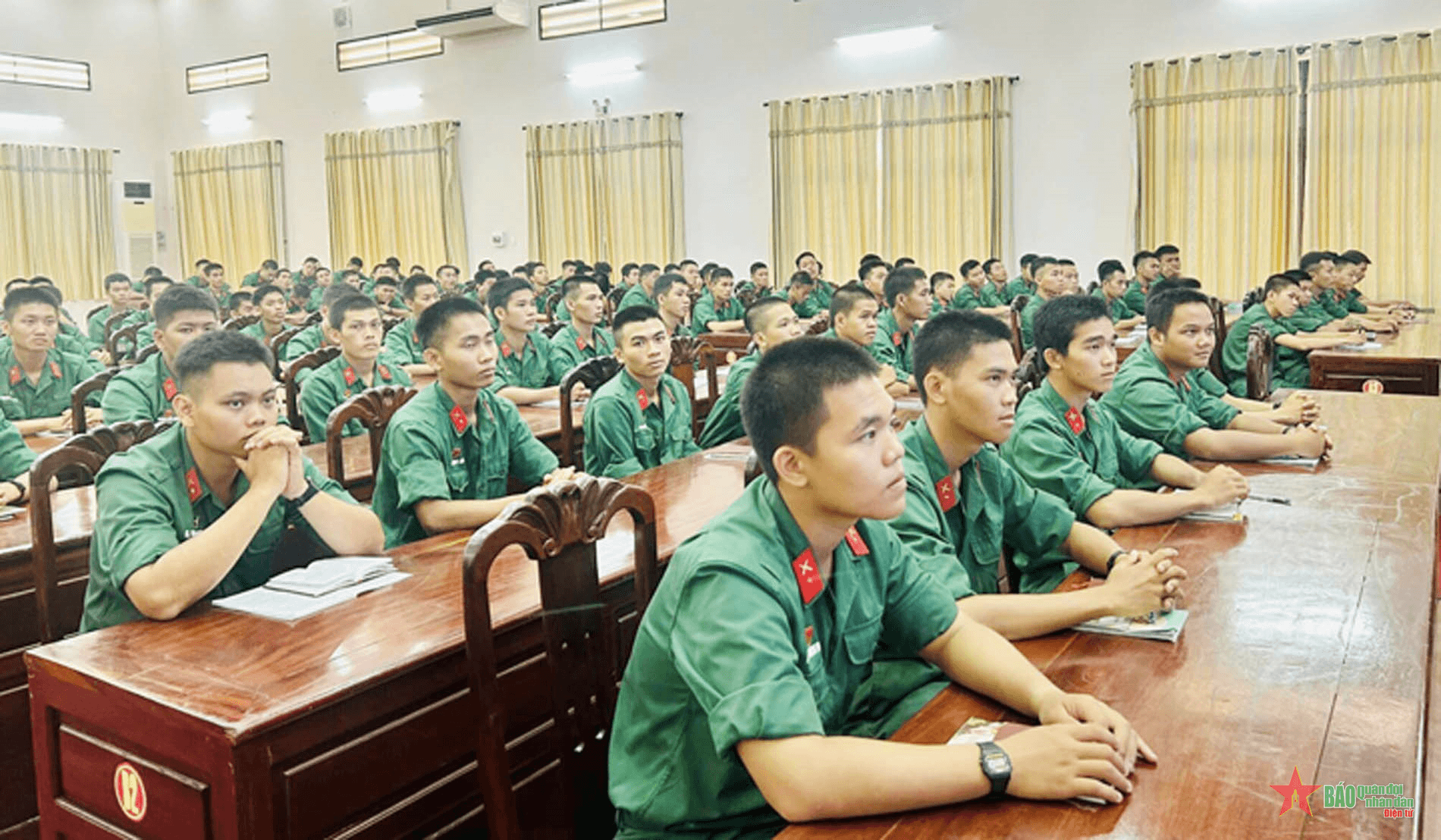 Sư đoàn 5 (Quân khu 7) phối hợp phổ biến, giáo dục pháp luật cho chiến sĩ mới