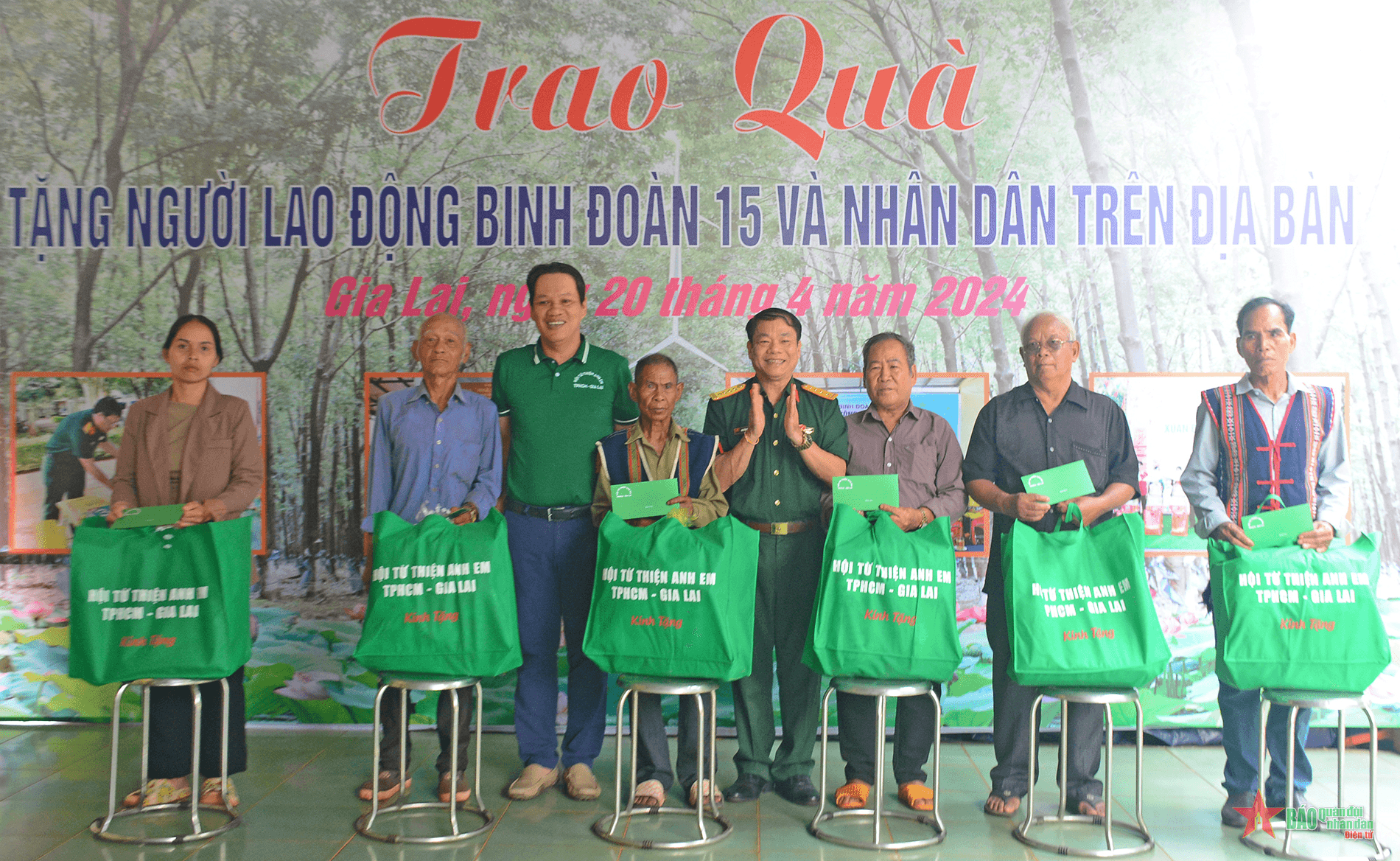 Trao 400 suất quà tặng người lao động Binh đoàn 15 và nhân dân