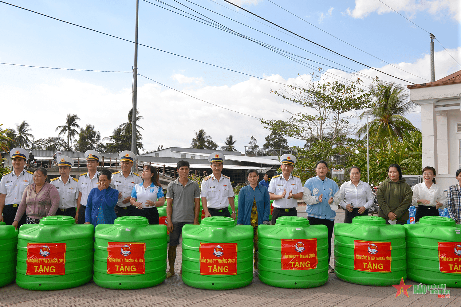 Quân chủng Hải quân hỗ trợ khắc phục hạn hán, xâm nhập mặn tại Cà Mau