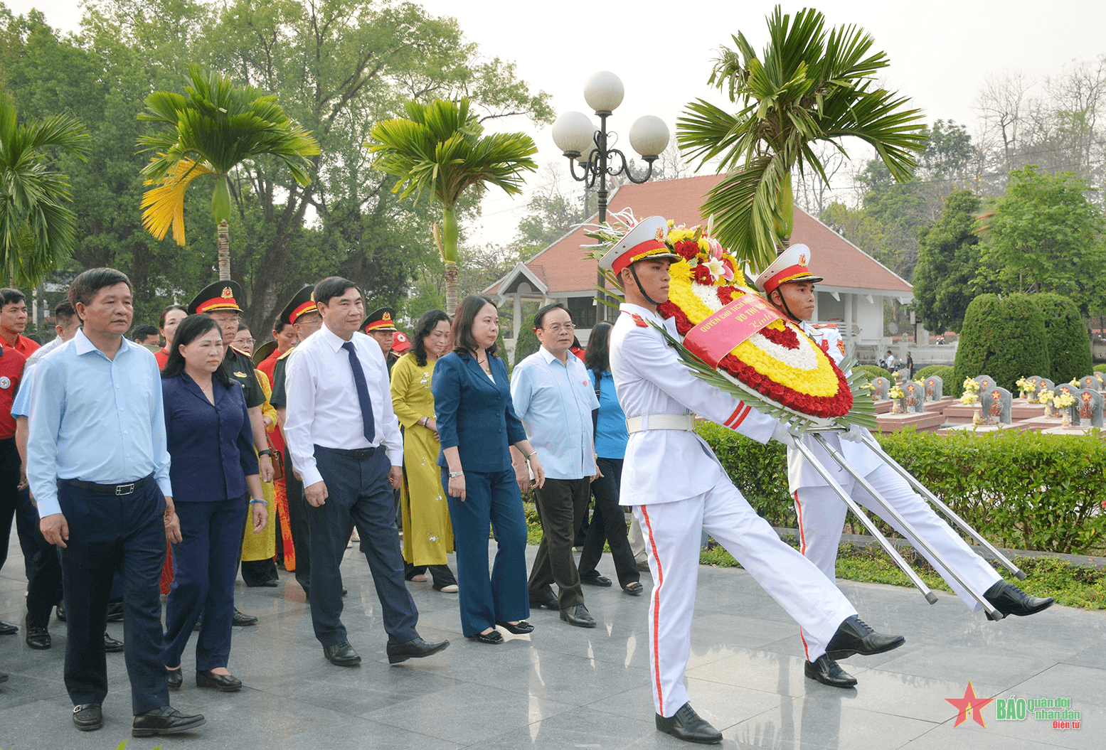 Quyền Chủ tịch nước Võ Thị Ánh Xuân tri ân các anh hùng liệt sĩ tại Điện Biên