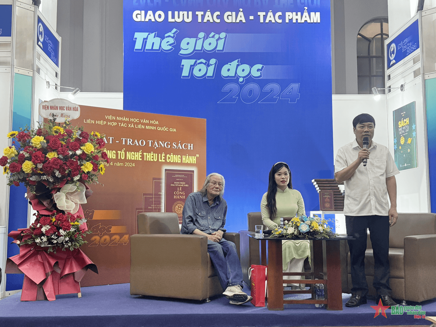 Ra mắt - trao tặng sách “Danh nhân - Ông tổ nghề thêu Lê Công Hành”