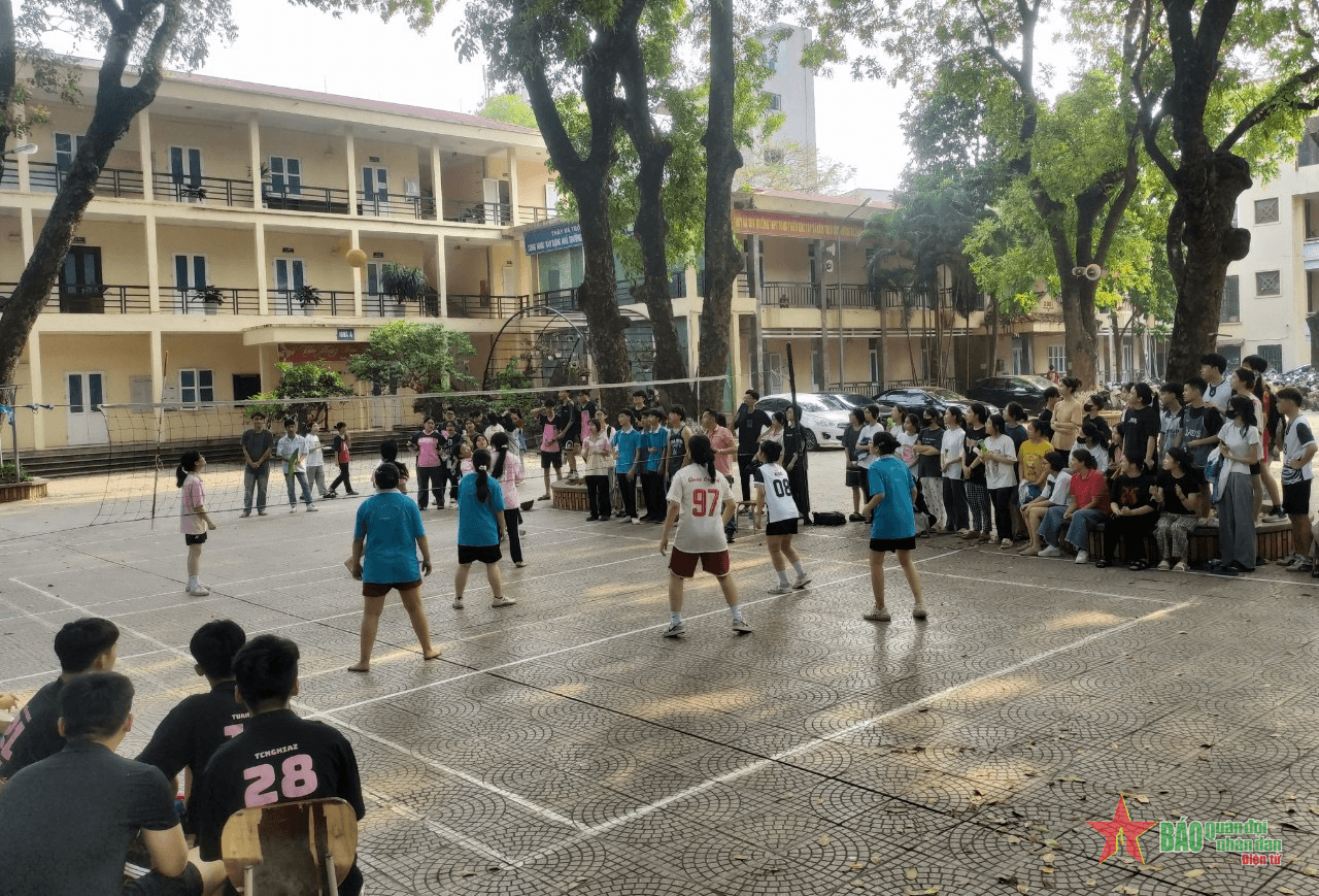Không để học sinh thành “gà công nghiệp”...
