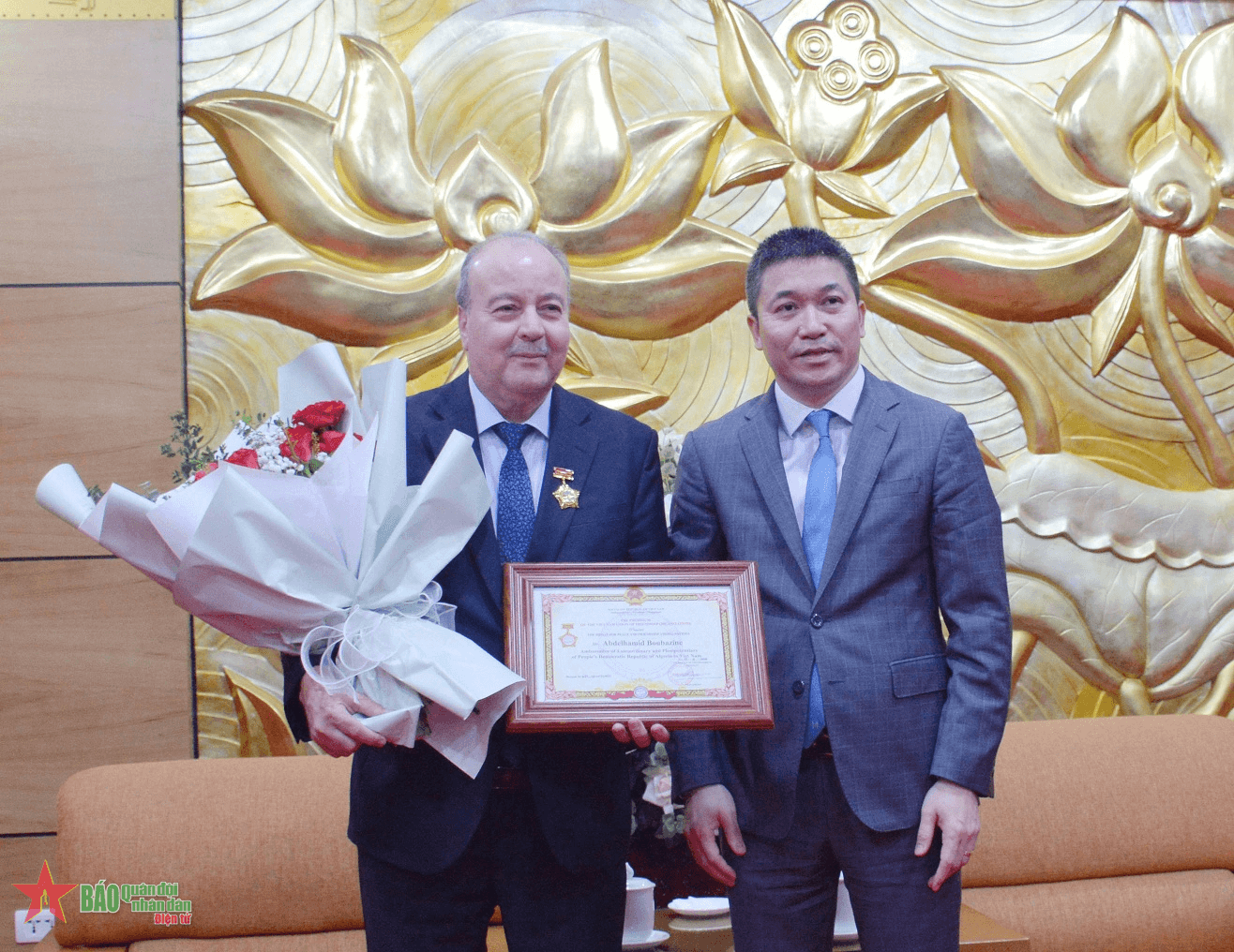 Trao Kỷ niệm chương tặng Đại sứ Algeria tại Việt Nam