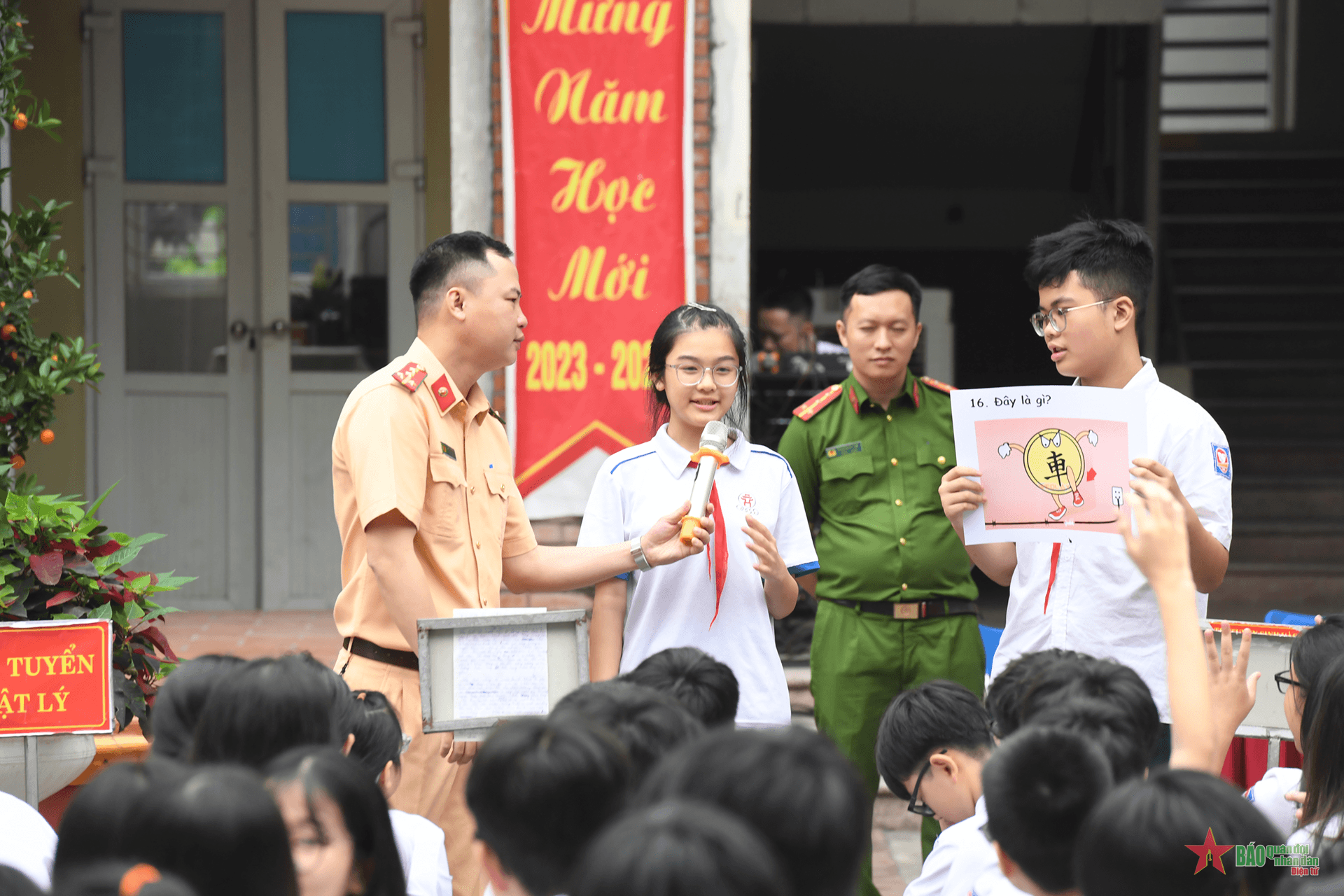 Hà Nội: Tuyên truyền trật tự an toàn giao thông cho học sinh